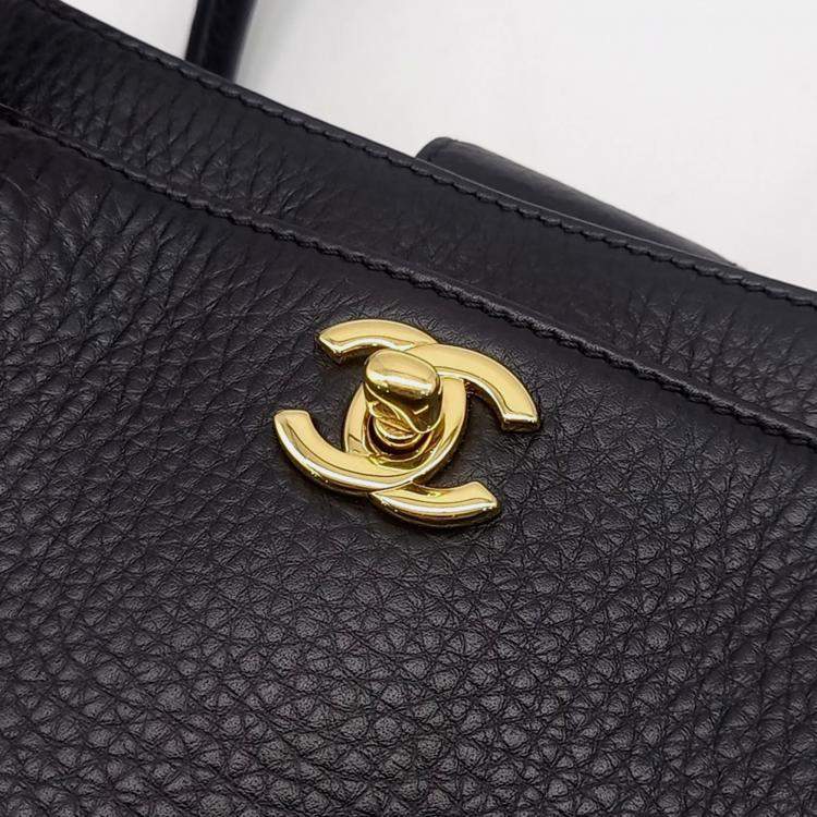 مملوكة مسبقًا Chanel Black Leather Surf Grand Bag