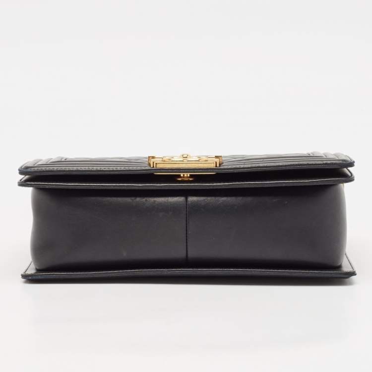 Pre Owned Chanel Black Quilted Leather Medium Boy Flap Bag