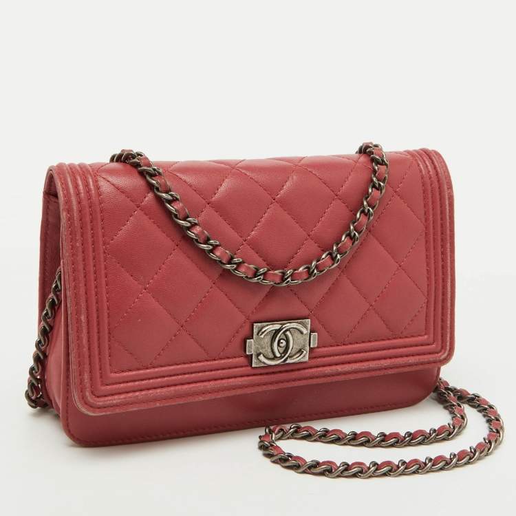 Pre Owned Chanel Coral Pink Quilted Leather Boy Flap Wallet On Chain