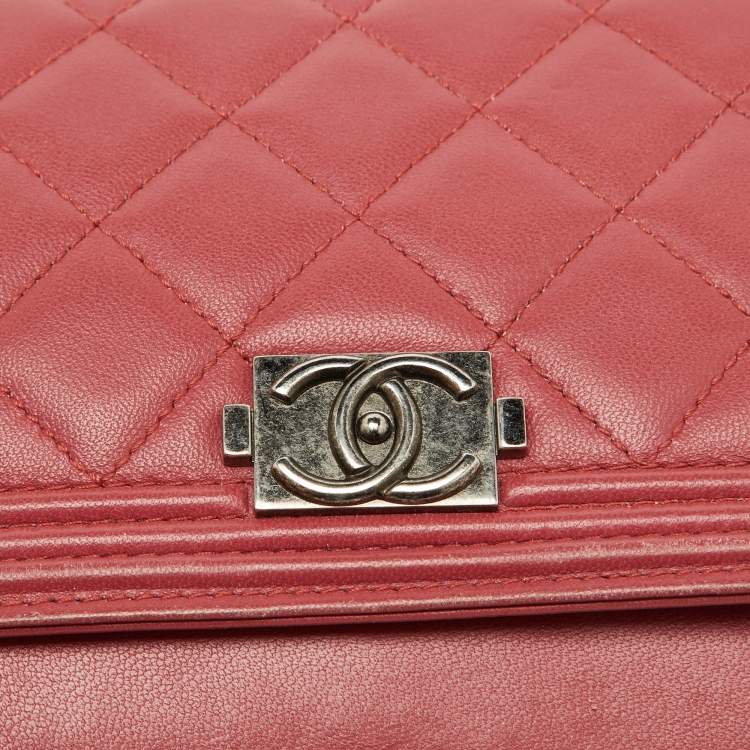 Pre Owned Chanel Coral Pink Quilted Leather Boy Flap Wallet On Chain