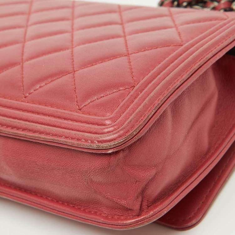 Pre Owned Chanel Coral Pink Quilted Leather Boy Flap Wallet On Chain