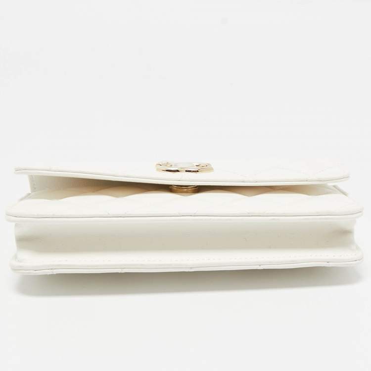 Pre Owned Chanel White Quilted Leather Pearl Embellished Top Handle Phone Holder Bag