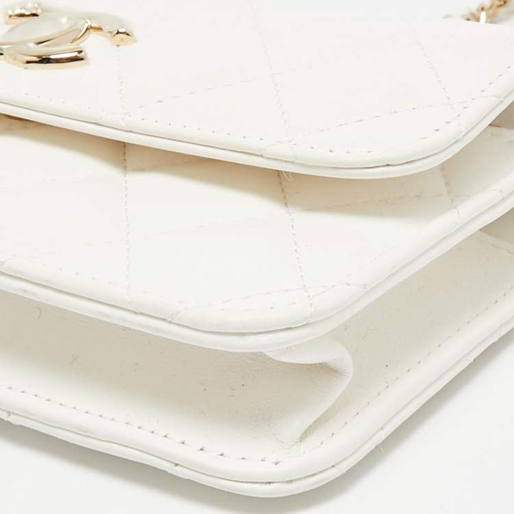 Pre Owned Chanel White Quilted Leather Pearl Embellished Top Handle Phone Holder Bag