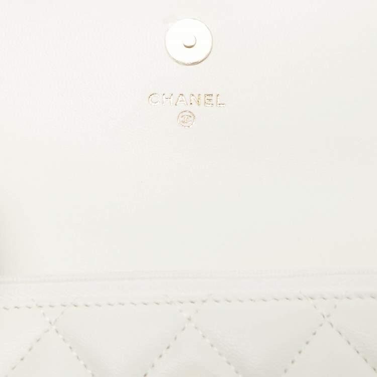 Pre Owned Chanel White Quilted Leather Pearl Embellished Top Handle Phone Holder Bag