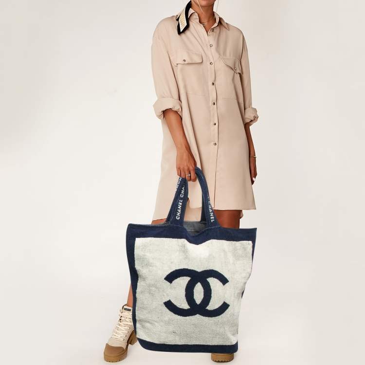 Pre Owned Chanel Navy Blue/Off White Terry Cotton CC Beach Tote