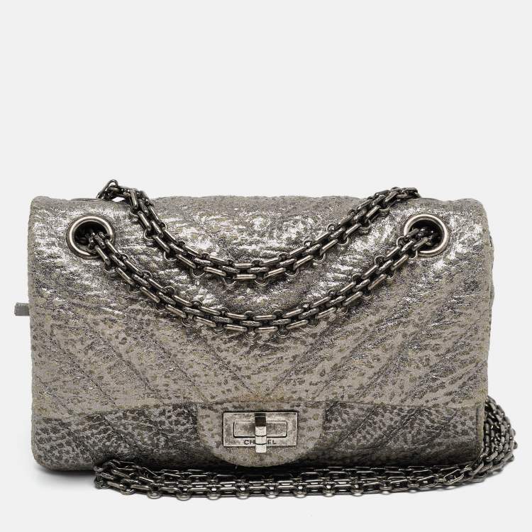 Pre Owned Chanel Metallic Grey Chevron Leather 224 Reissue 2.55 Flap Bag
