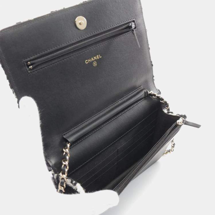 Pre Owned Chanel Black White Fabric Shoulder Bag