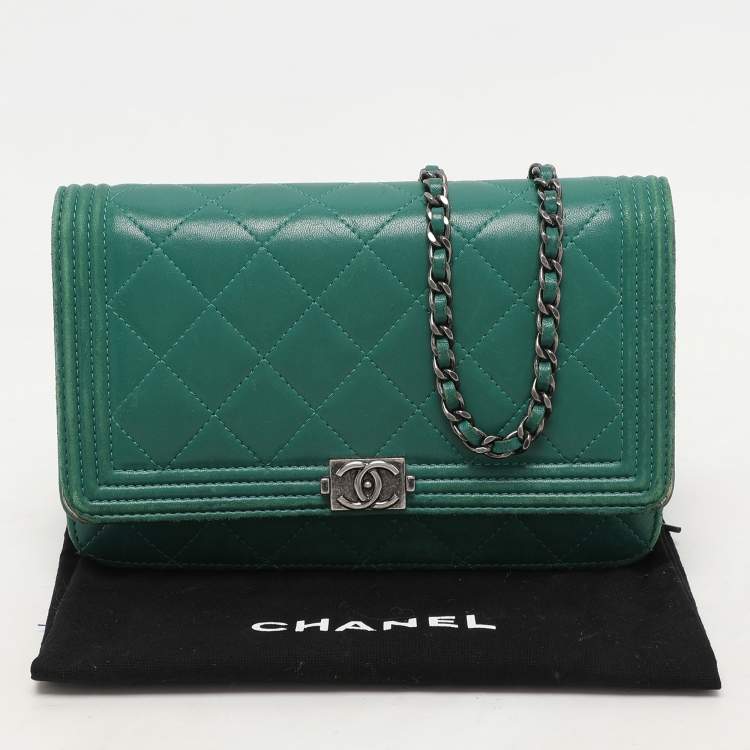 Pre Owned Chanel Green Quilted Leather Boy Wallet On Chain