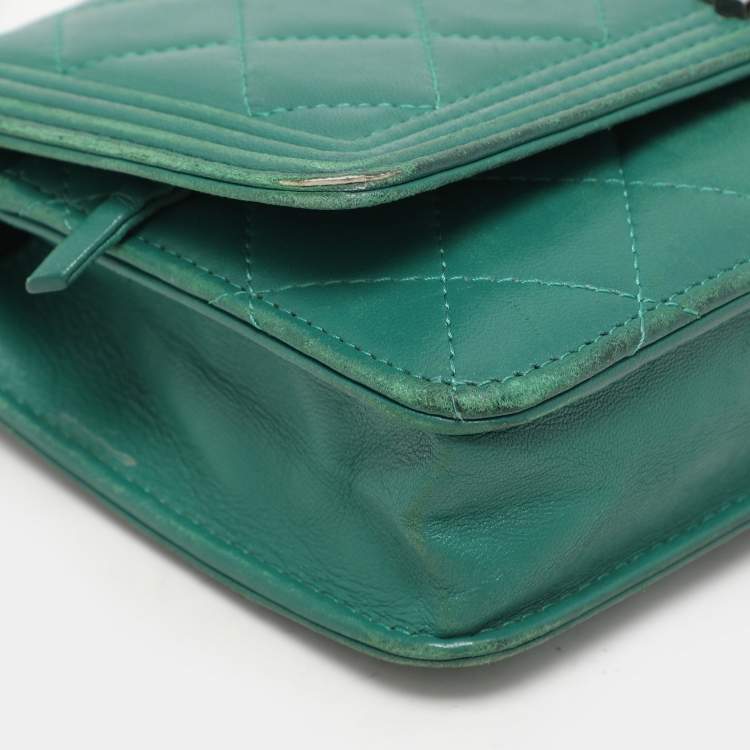 Pre Owned Chanel Green Quilted Leather Boy Wallet On Chain