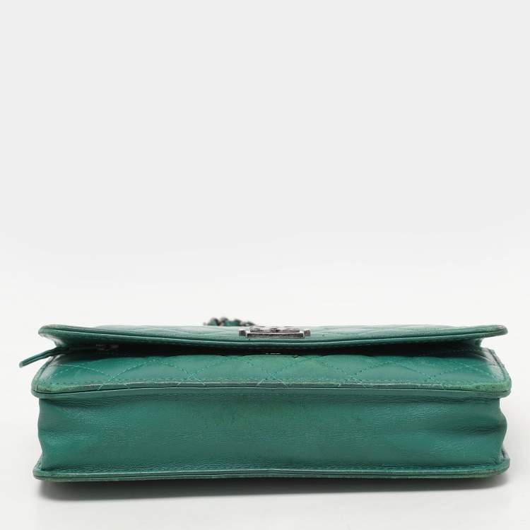 Pre Owned Chanel Green Quilted Leather Boy Wallet On Chain