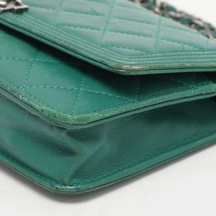 Pre Owned Chanel Green Quilted Leather Boy Wallet On Chain