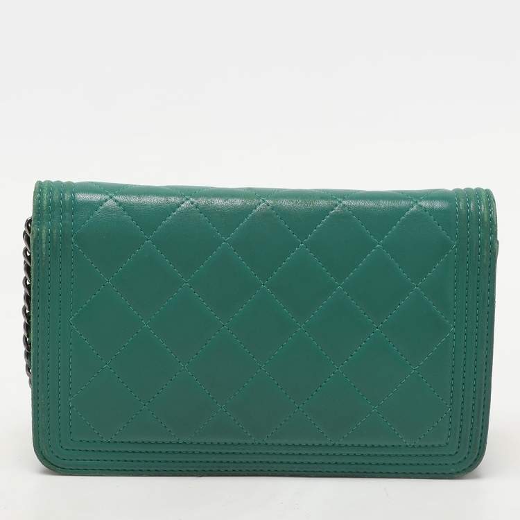 Pre Owned Chanel Green Quilted Leather Boy Wallet On Chain