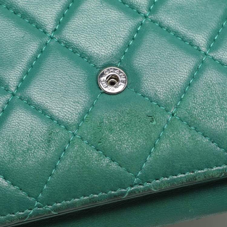Pre Owned Chanel Green Quilted Leather Boy Wallet On Chain