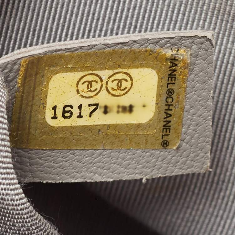 Pre Owned Chanel Beige Glazed Leather Medium Boy Flap Bag