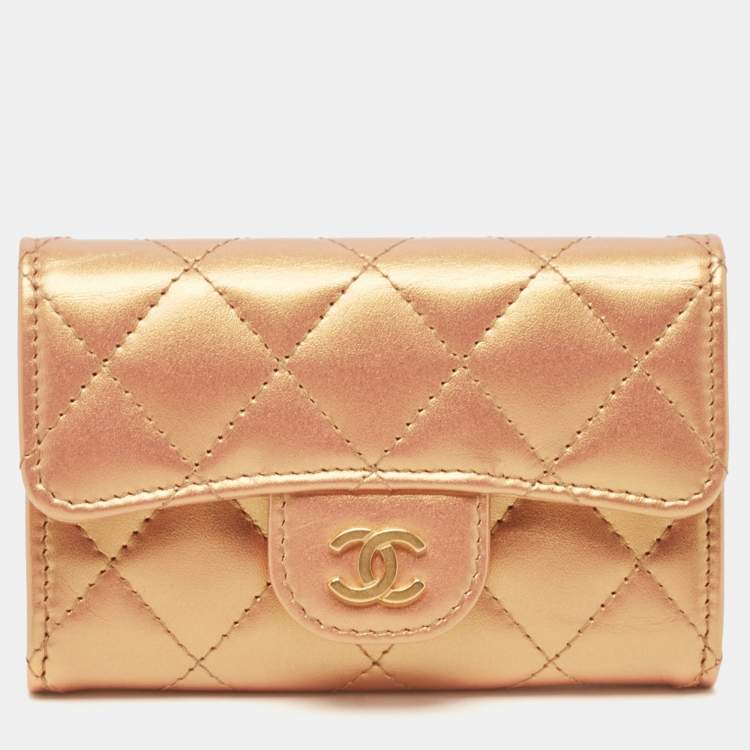 مملوكة مسبقًا Chanel Gold Iridescent Quilted Leather Classic Card Holder
