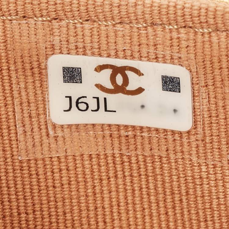 مملوكة مسبقًا Chanel Gold Iridescent Quilted Leather Classic Card Holder