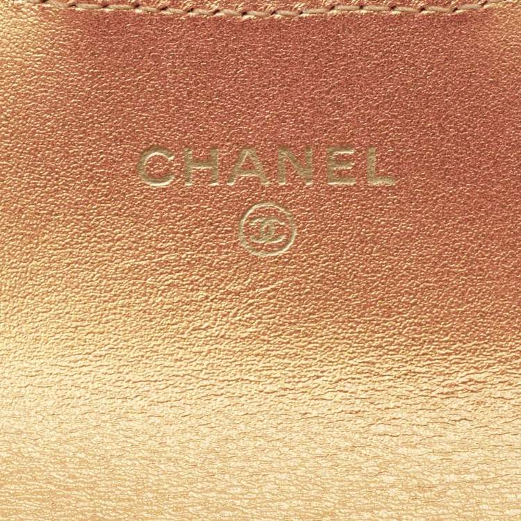 مملوكة مسبقًا Chanel Gold Iridescent Quilted Leather Classic Card Holder