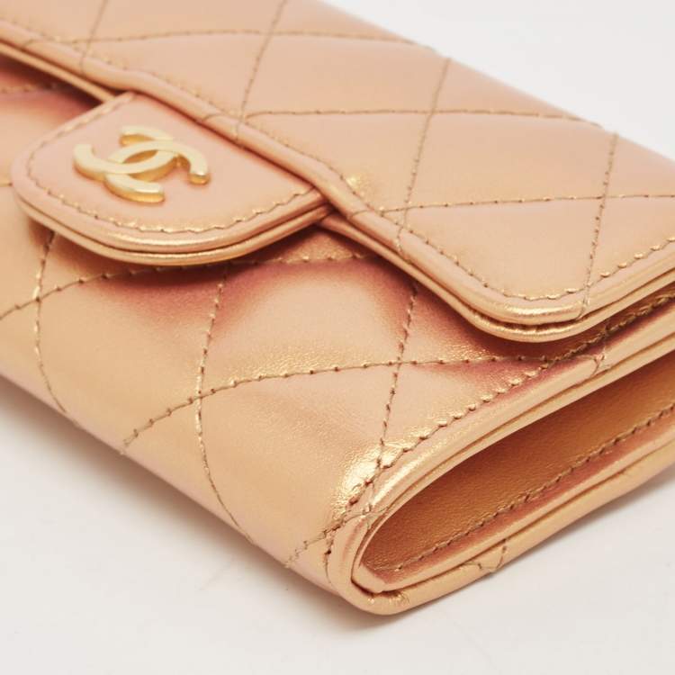 مملوكة مسبقًا Chanel Gold Iridescent Quilted Leather Classic Card Holder