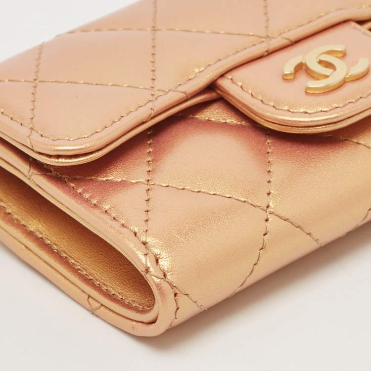 مملوكة مسبقًا Chanel Gold Iridescent Quilted Leather Classic Card Holder