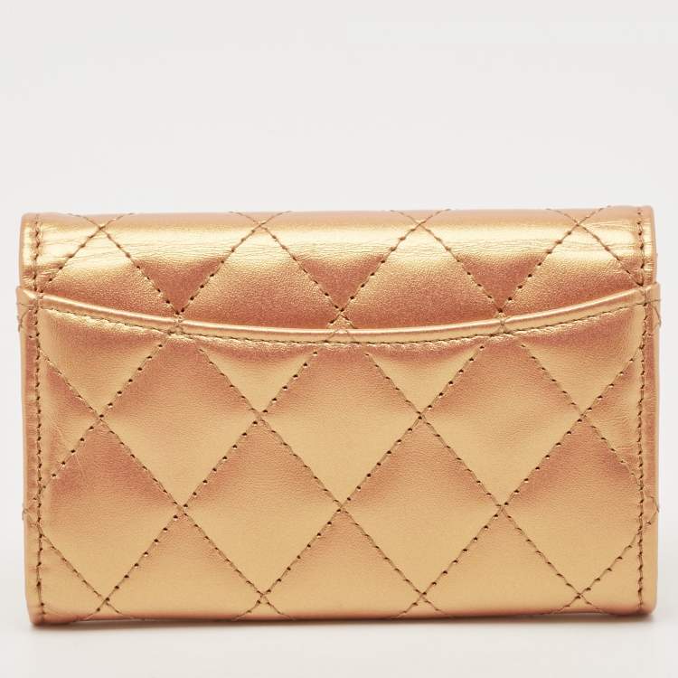 مملوكة مسبقًا Chanel Gold Iridescent Quilted Leather Classic Card Holder