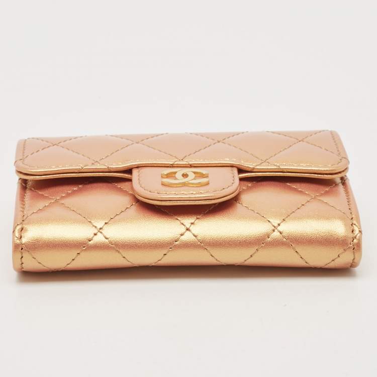 مملوكة مسبقًا Chanel Gold Iridescent Quilted Leather Classic Card Holder