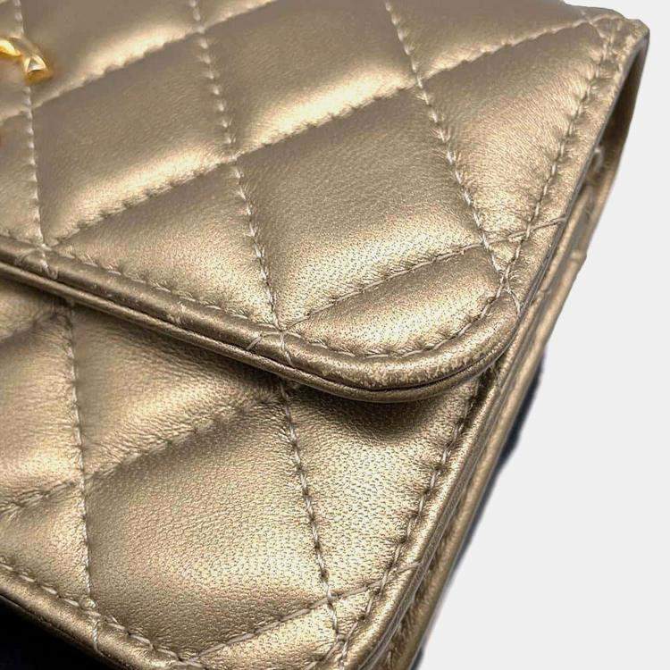 مملوكة م�سبقًا Chanel Gold Lambskin Phone Case Shoulder Bag
