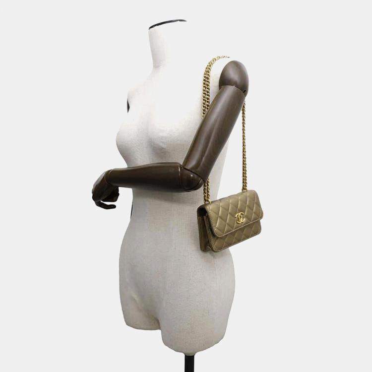 مملوكة مسبقًا Chanel Gold Lambskin Phone Case Shoulder Bag