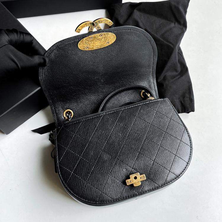 مملوكة مسبقًا Chanel Black Leather Saddle Shoulder Bag 