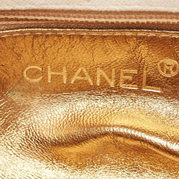 Pre Owned Chanel White iridescent Suede Cut Out Handle Clutch