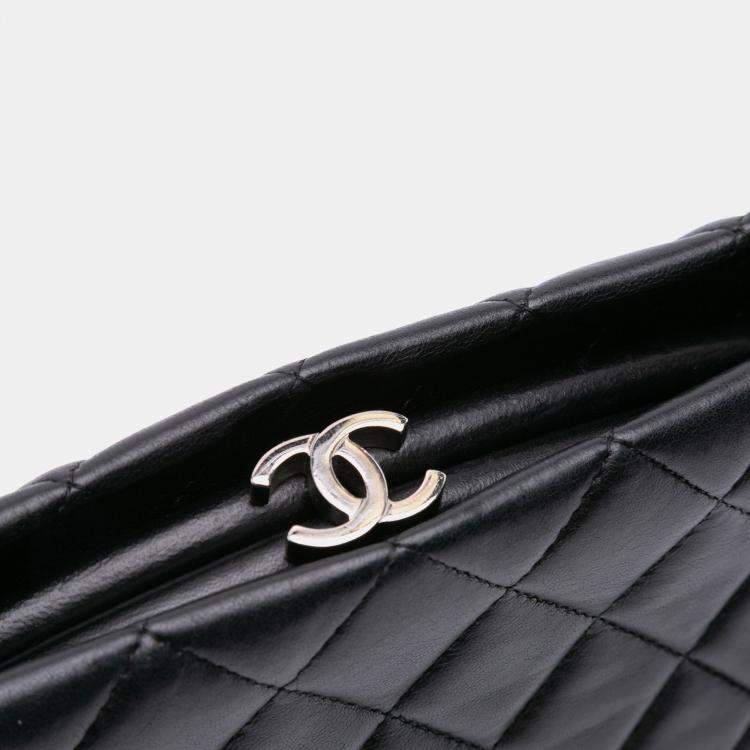 Pre Owned Chanel Black Quilted Lambskin Kiss Lock Clutch