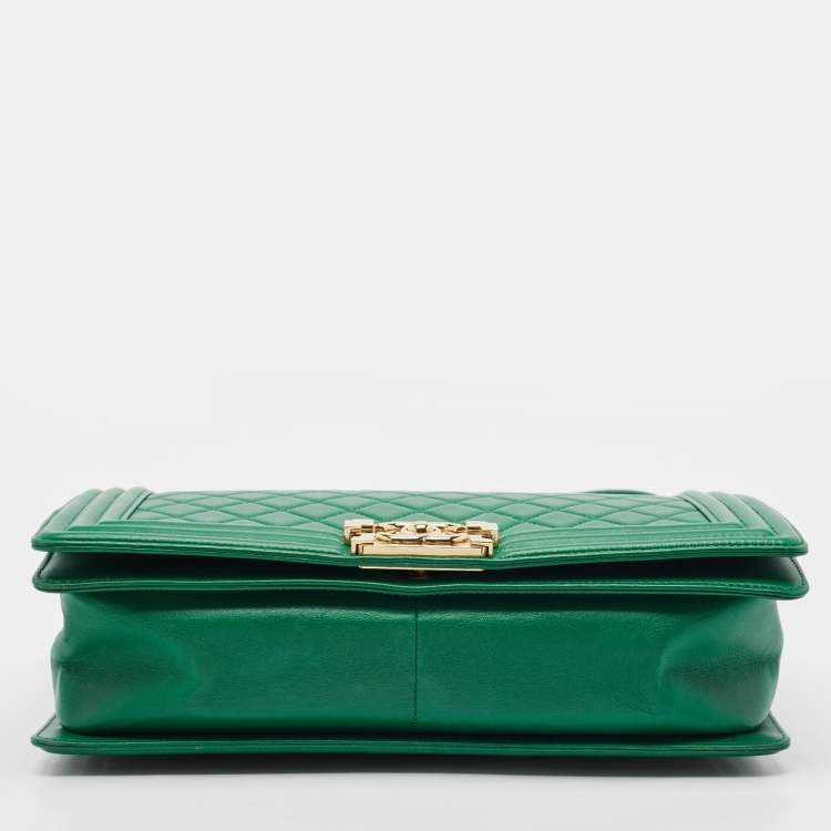 Pre Owned Chanel Green Quilted Leather New Medium Boy Flap Bag