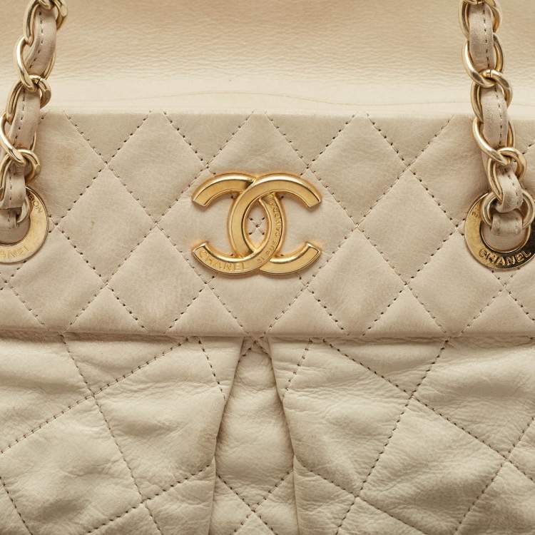 Pre Owned Chanel Off White Quilted Iridescent Leather Chic Quilt Bowling Bag