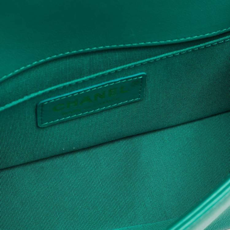مملوكة مسبقًا Chanel Green Chevron Leather Small Boy Flap Bag