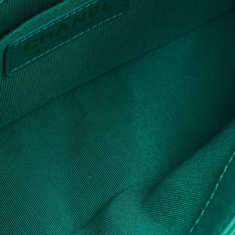 مملوكة مسبقًا Chanel Green Chevron Leather Small Boy Flap Bag