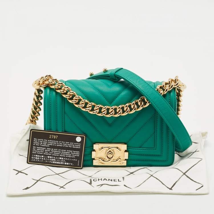 مملوكة مسبقًا Chanel Green Chevron Leather Small Boy Flap Bag