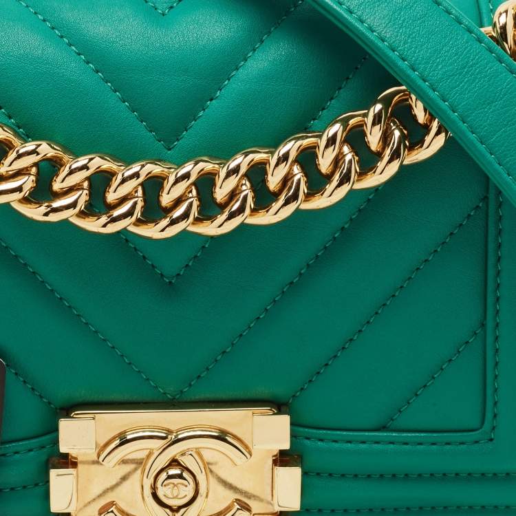 مملوكة مسبقًا Chanel Green Chevron Leather Small Boy Flap Bag