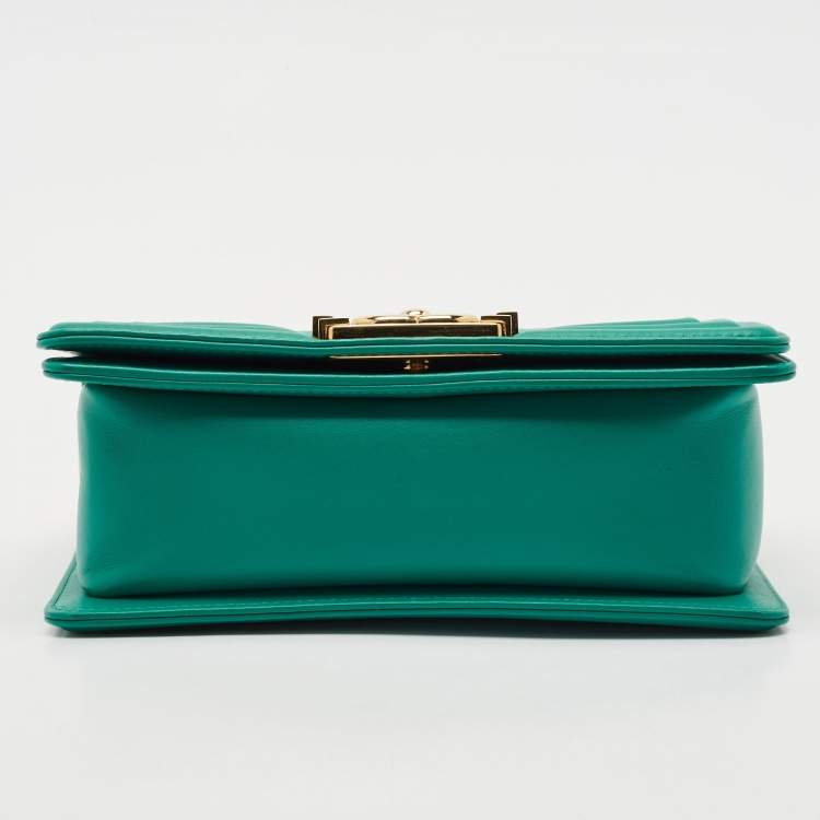 مملوكة مسبقًا Chanel Green Chevron Leather Small Boy Flap Bag