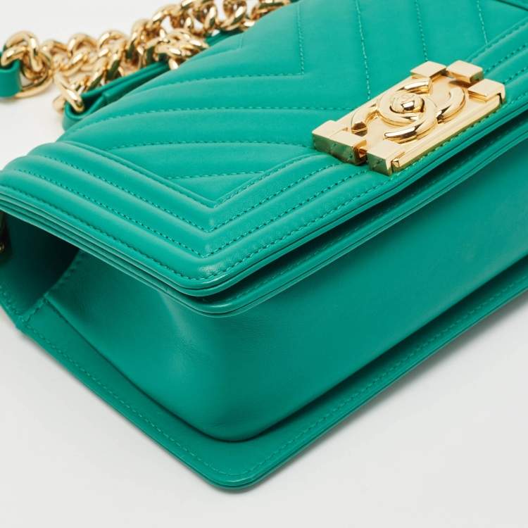 مملوكة مسبقًا Chanel Green Chevron Leather Small Boy Flap Bag