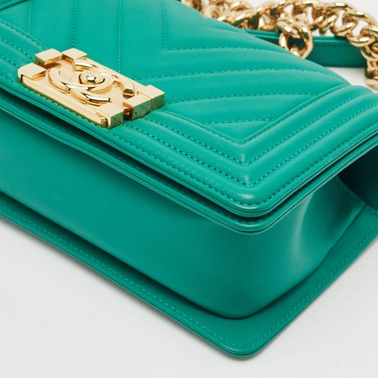 مملوكة مسبقًا Chanel Green Chevron Leather Small Boy Flap Bag