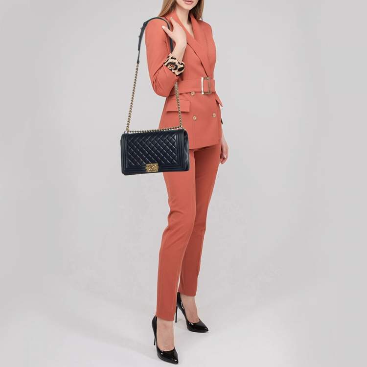 مملوكة مسبقًا Chanel Navy Blue Quilted Leather New Medium Boy Flap Bag