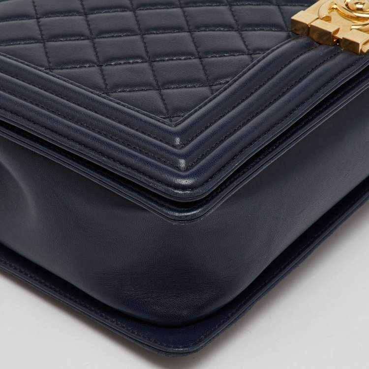 مملوكة مسبقًا Chanel Navy Blue Quilted Leather New Medium Boy Flap Bag