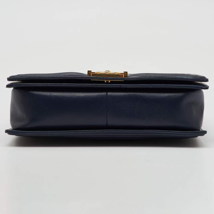 مملوكة مسبقًا Chanel Navy Blue Quilted Leather New Medium Boy Flap Bag