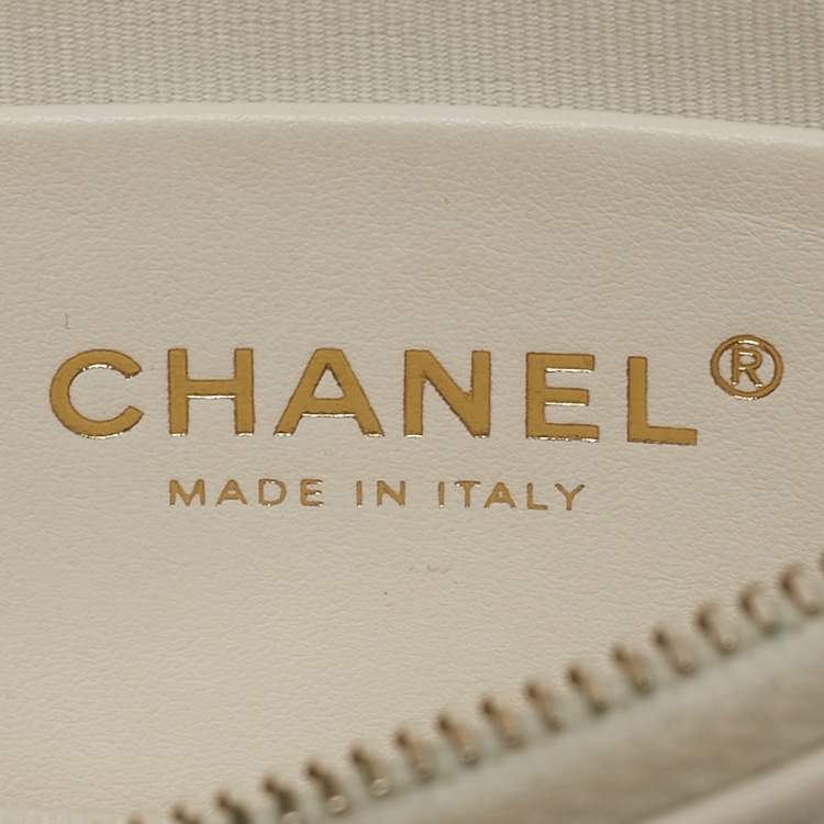 Pre Owned Chanel White Quilted Leather CC Chain Around Hobo