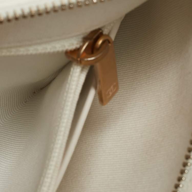 Pre Owned Chanel White Quilted Leather CC Chain Around Hobo