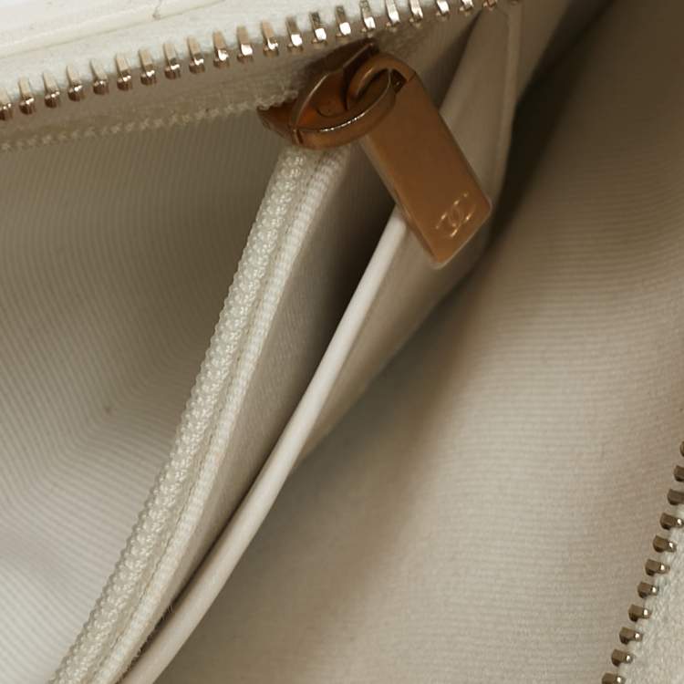 Pre Owned Chanel White Quilted Leather CC Chain Around Hobo