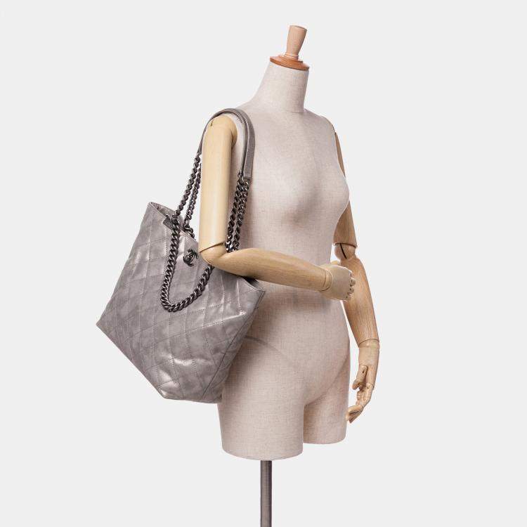 Pre Owned Chanel Grey Quilted Iridescent Calfskin Shopping in Chains Tote