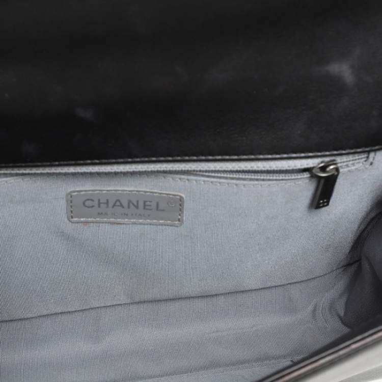 Pre Owned Chanel Black Quilted Chevron Leather New Medium Boy Flap Bag