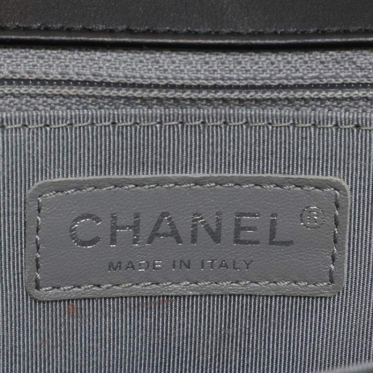 Pre Owned Chanel Black Quilted Chevron Leather New Medium Boy Flap Bag
