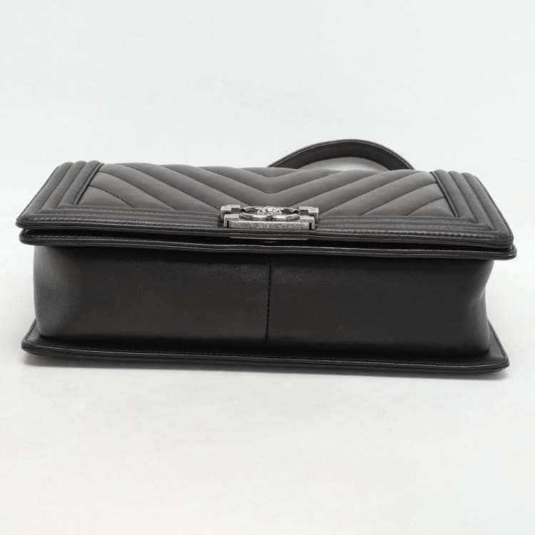 Pre Owned Chanel Black Quilted Chevron Leather New Medium Boy Flap Bag