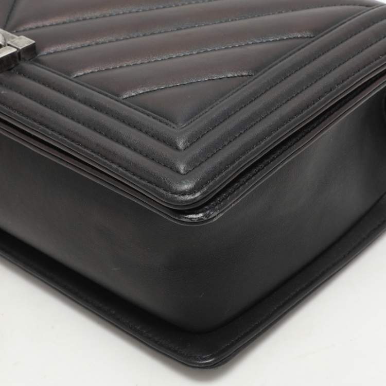 Pre Owned Chanel Black Quilted Chevron Leather New Medium Boy Flap Bag
